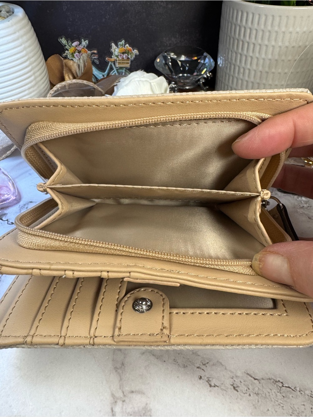 Guess Wallet - Picture 4 of 9